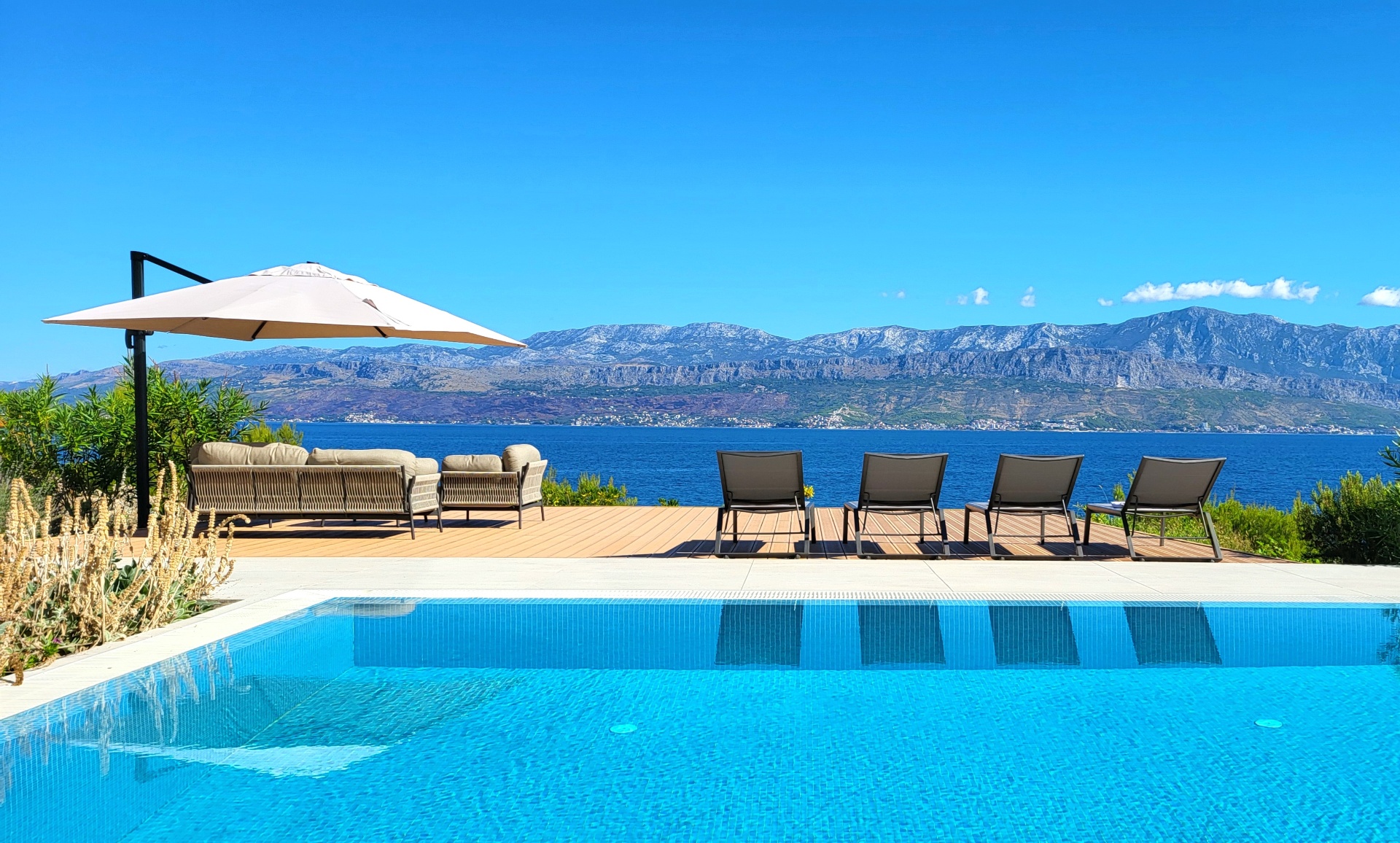 Villa Brac infinity pool overlooking the Adriatic Sea, Splitska, Brač